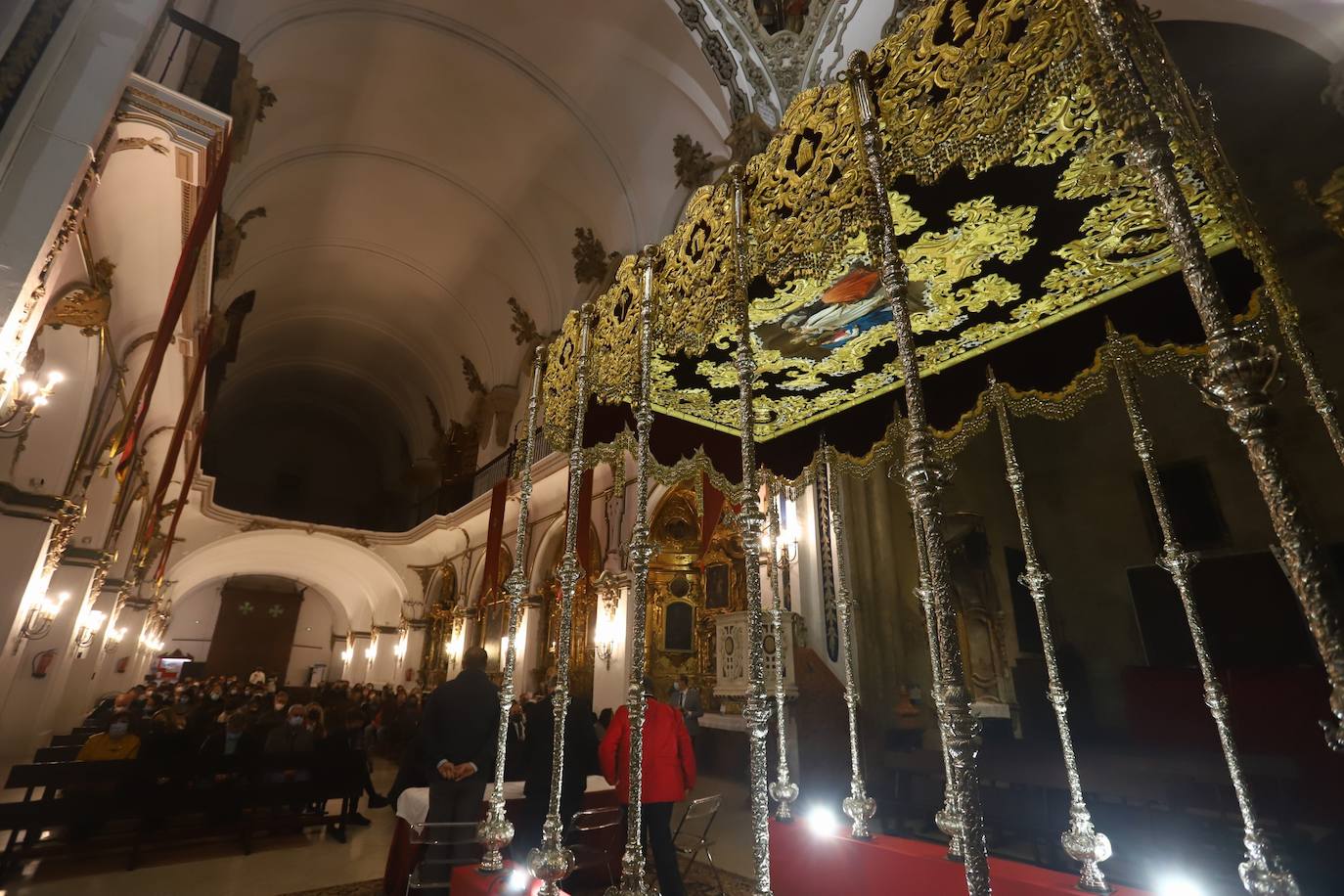 El techo bordado de la Virgen de la Candelaria de Córdoba, en imágenes