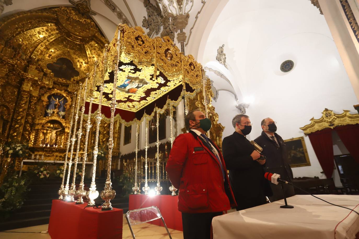 El techo bordado de la Virgen de la Candelaria de Córdoba, en imágenes