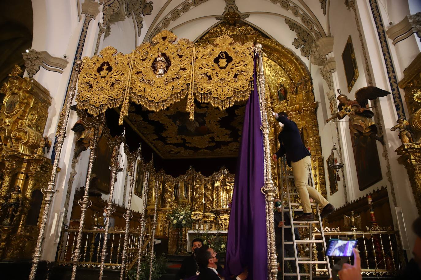 El techo bordado de la Virgen de la Candelaria de Córdoba, en imágenes