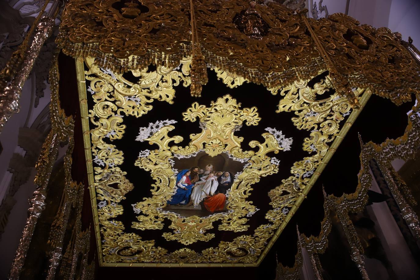 El techo bordado de la Virgen de la Candelaria de Córdoba, en imágenes