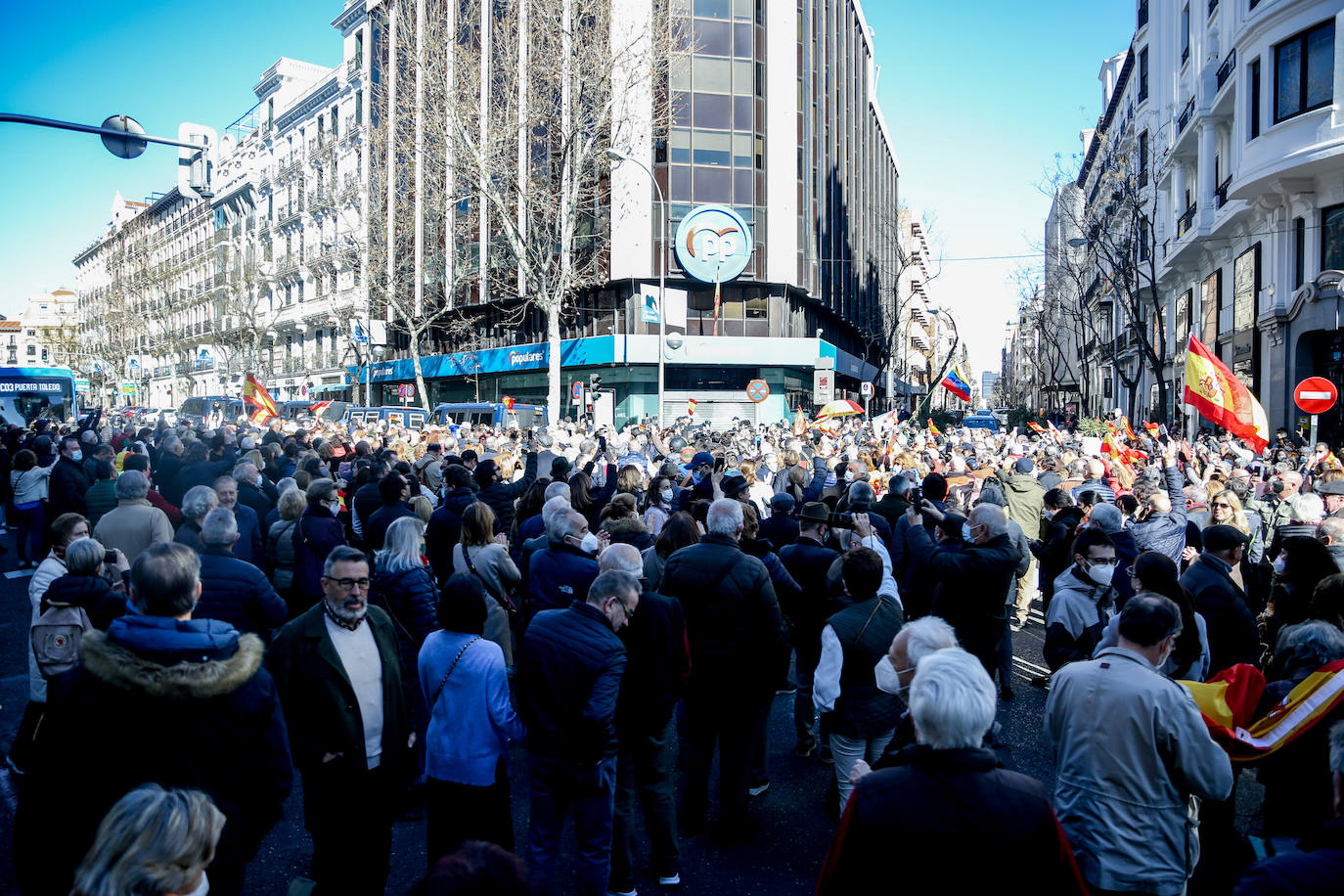 Fotogalería: miles de personas se manifiestan ante la sede del PP contra Casado y Egea y a favor de Ayuso