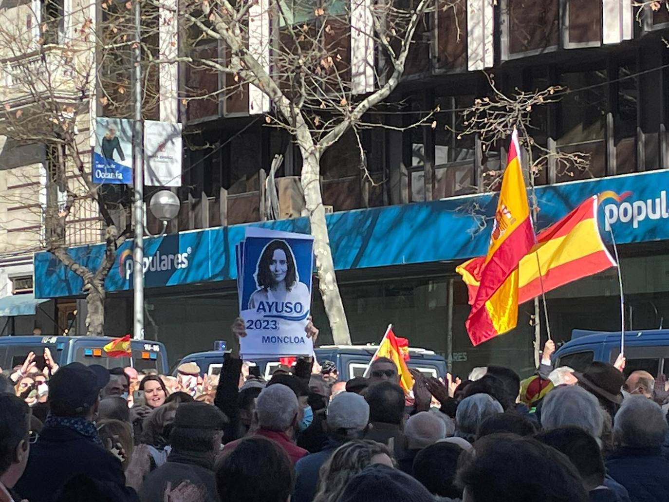 Fotogalería: miles de personas se manifiestan ante la sede del PP contra Casado y Egea y a favor de Ayuso