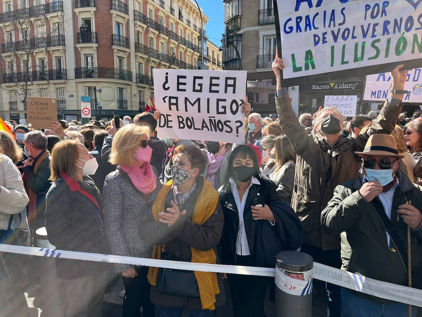 Fotogalería: miles de personas se manifiestan ante la sede del PP contra Casado y Egea y a favor de Ayuso