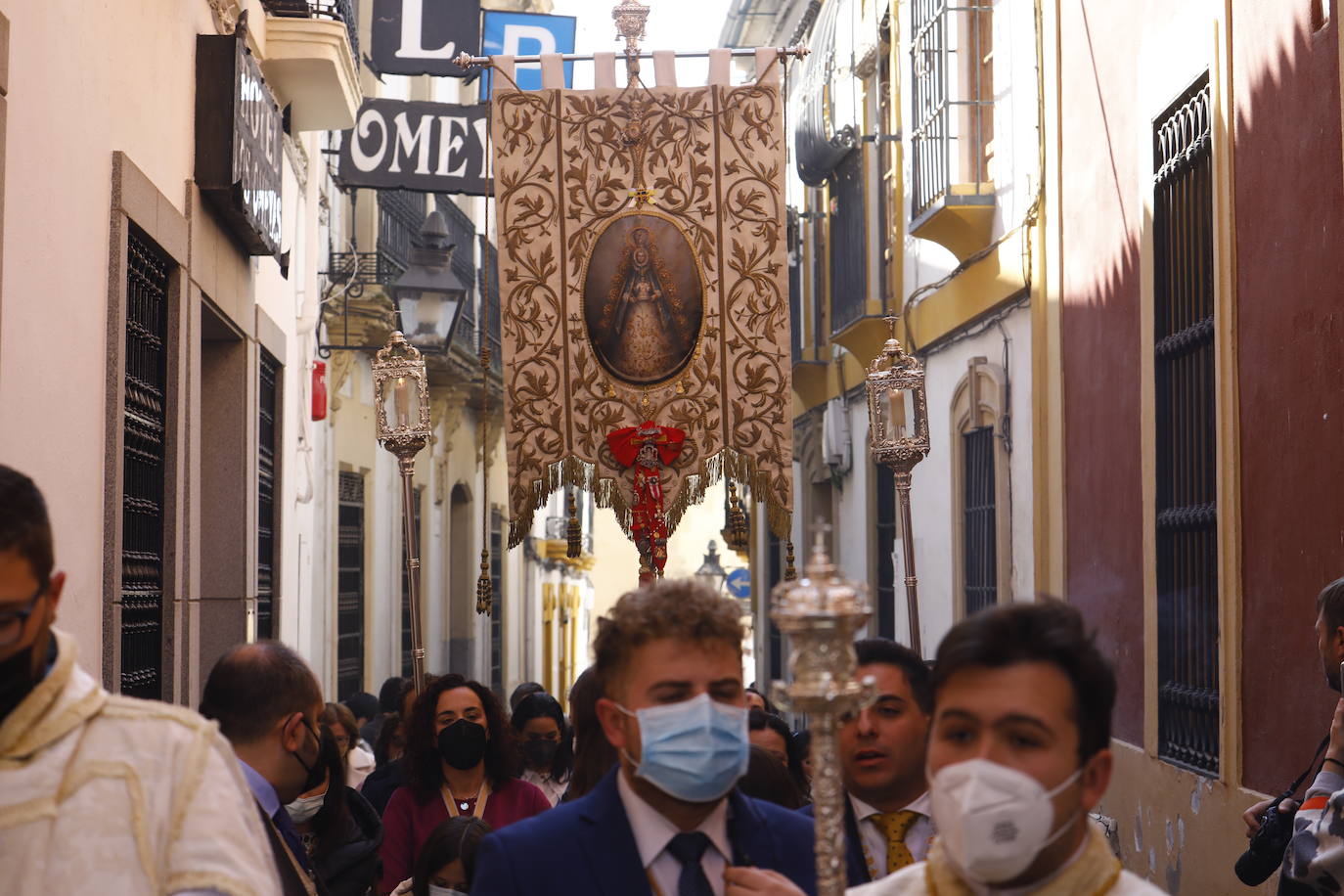 El traslado del simpecado del Rocío de Córdoba desde la Catdral, en imágenes