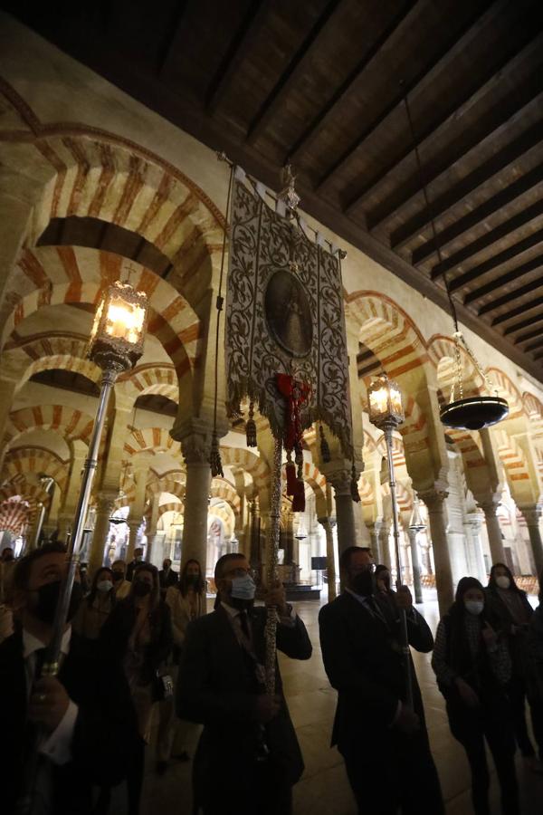 El traslado del simpecado del Rocío de Córdoba desde la Catdral, en imágenes