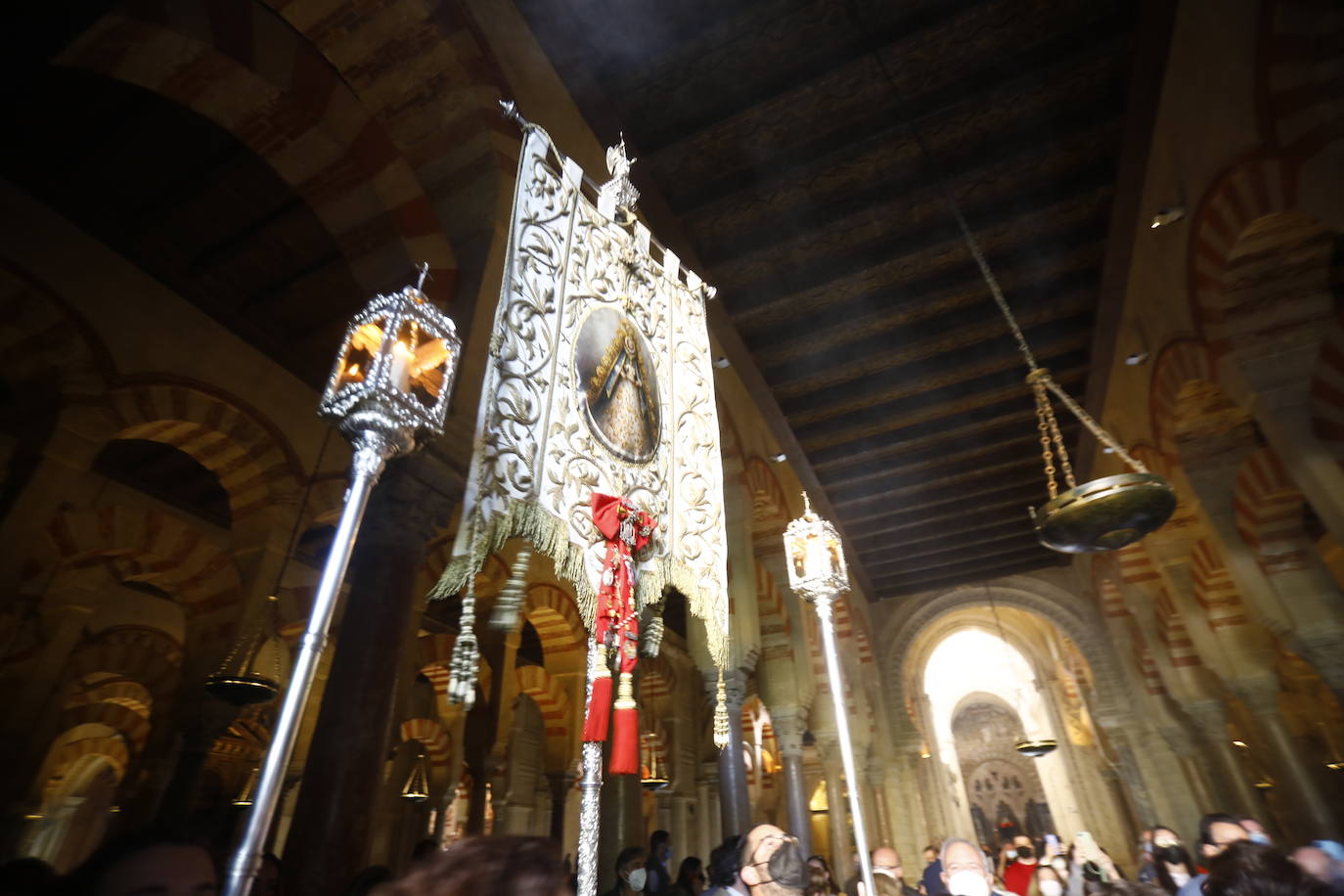 El traslado del simpecado del Rocío de Córdoba desde la Catdral, en imágenes