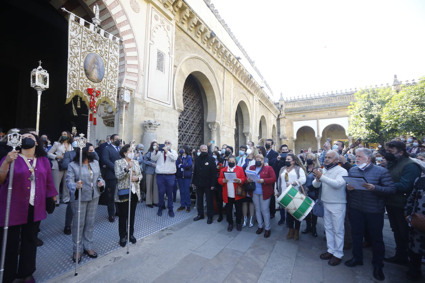 El traslado del simpecado del Rocío de Córdoba desde la Catdral, en imágenes