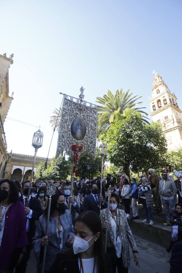 El traslado del simpecado del Rocío de Córdoba desde la Catdral, en imágenes