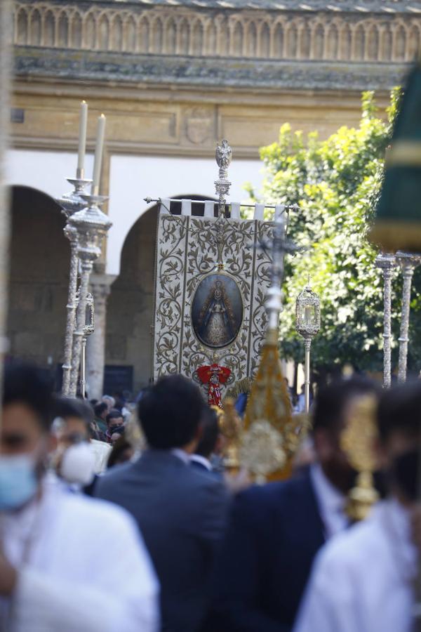 El traslado del simpecado del Rocío de Córdoba desde la Catdral, en imágenes