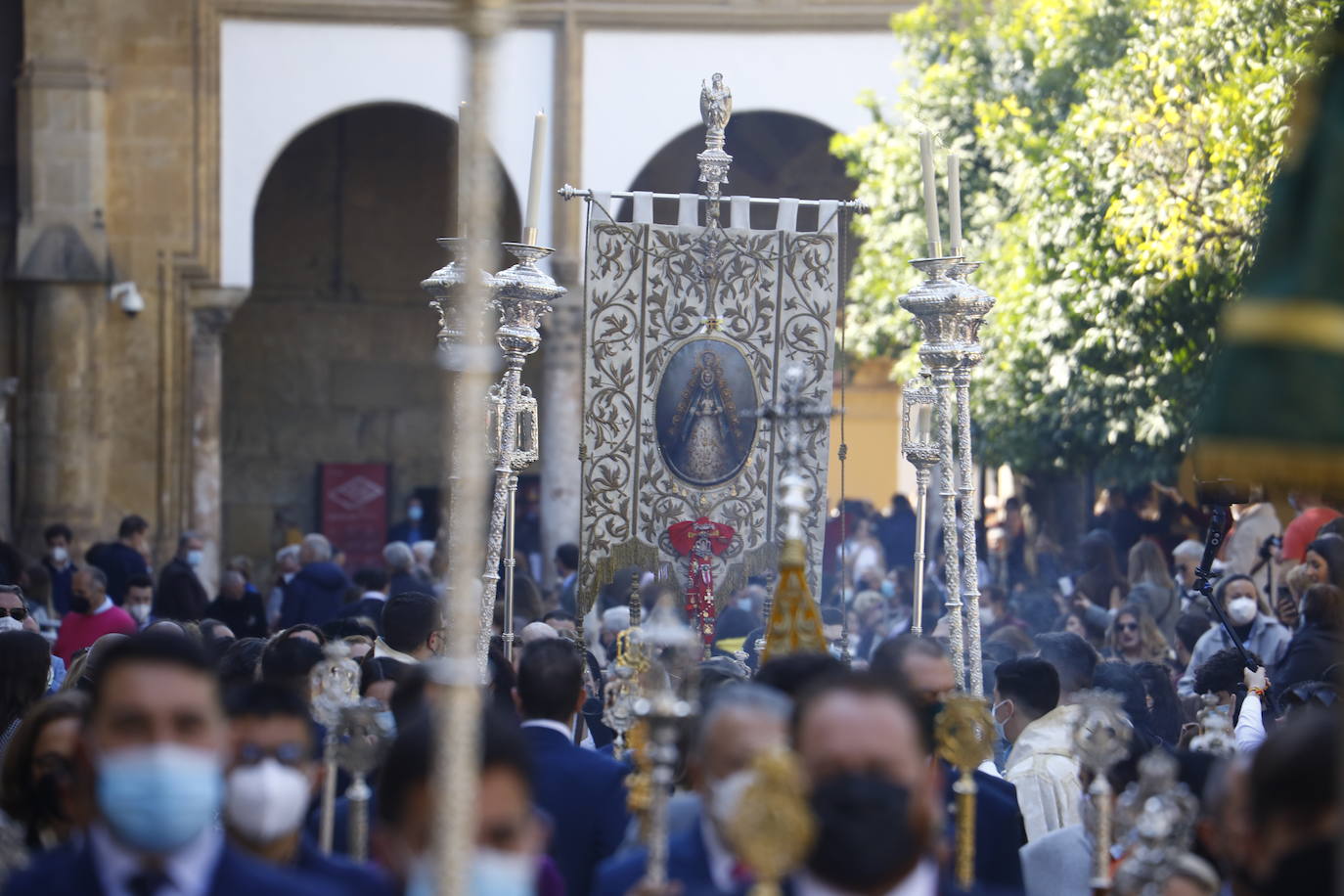 El traslado del simpecado del Rocío de Córdoba desde la Catdral, en imágenes