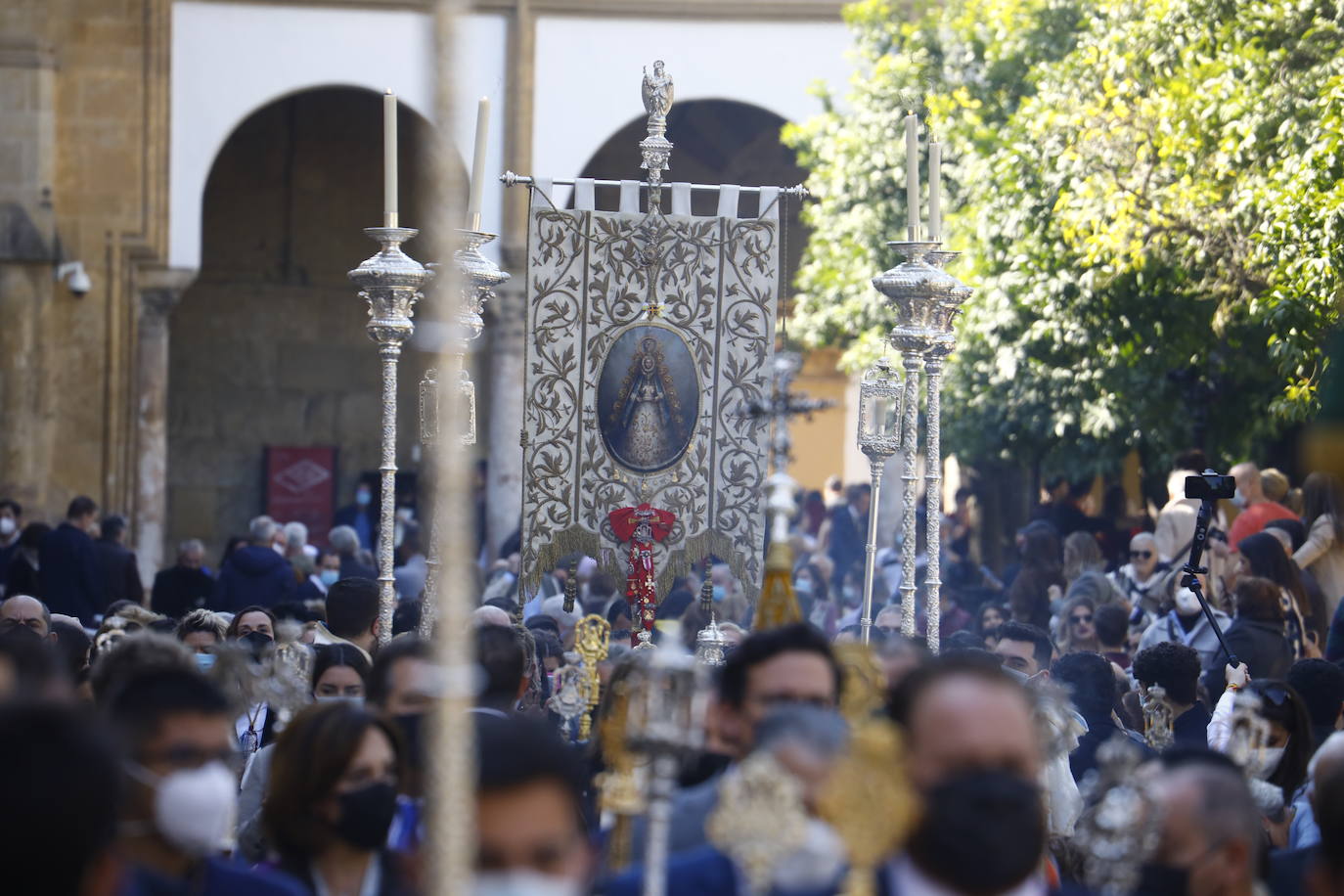 El traslado del simpecado del Rocío de Córdoba desde la Catdral, en imágenes