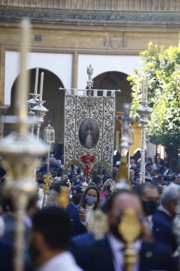 El traslado del simpecado del Rocío de Córdoba desde la Catdral, en imágenes