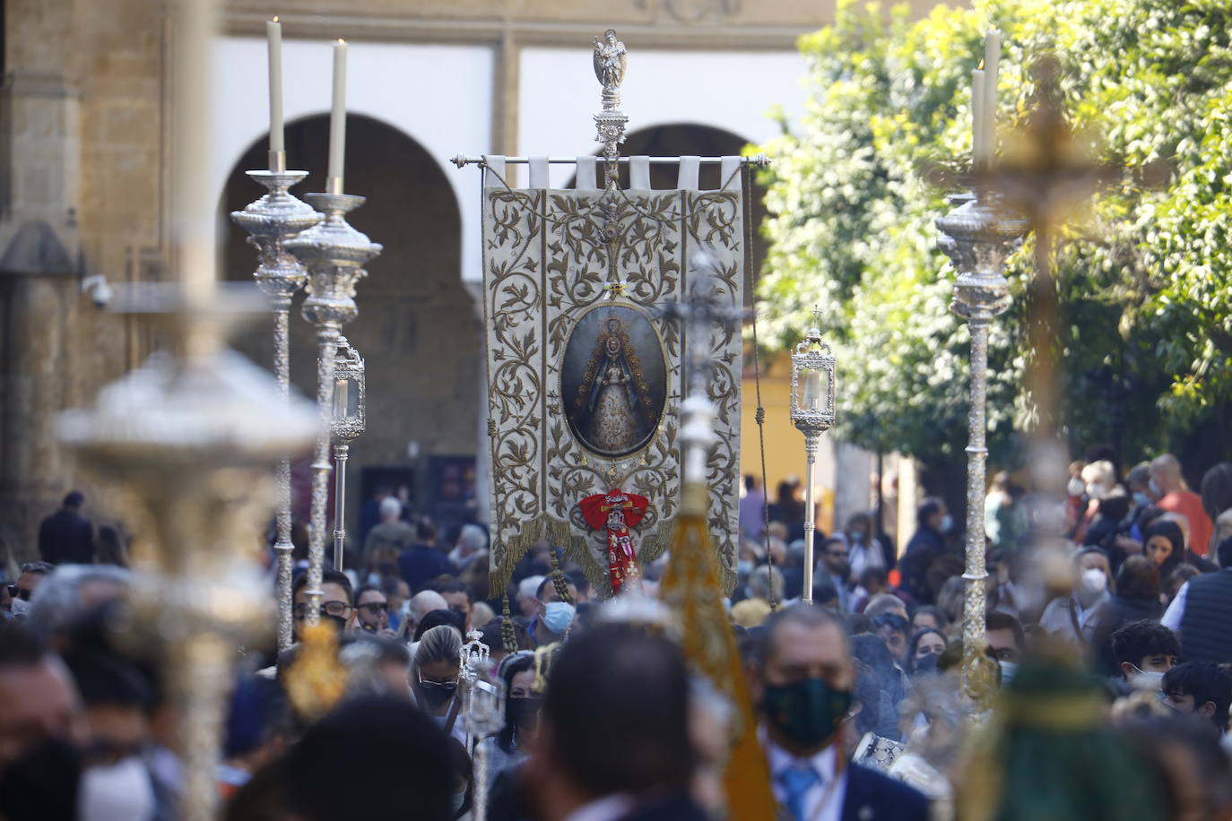 El traslado del simpecado del Rocío de Córdoba desde la Catdral, en imágenes