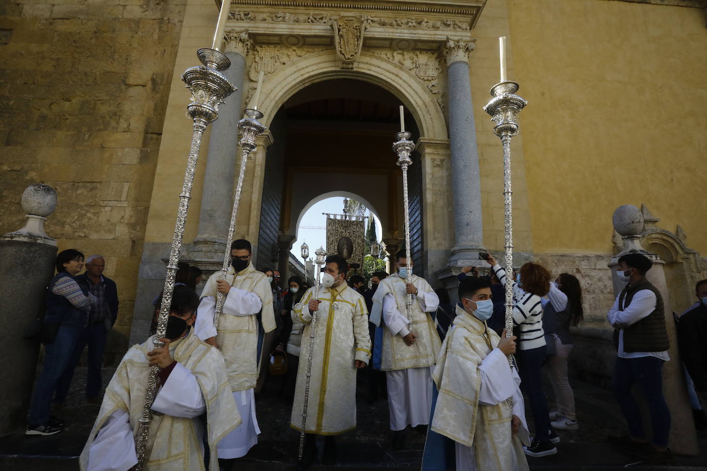 El traslado del simpecado del Rocío de Córdoba desde la Catdral, en imágenes