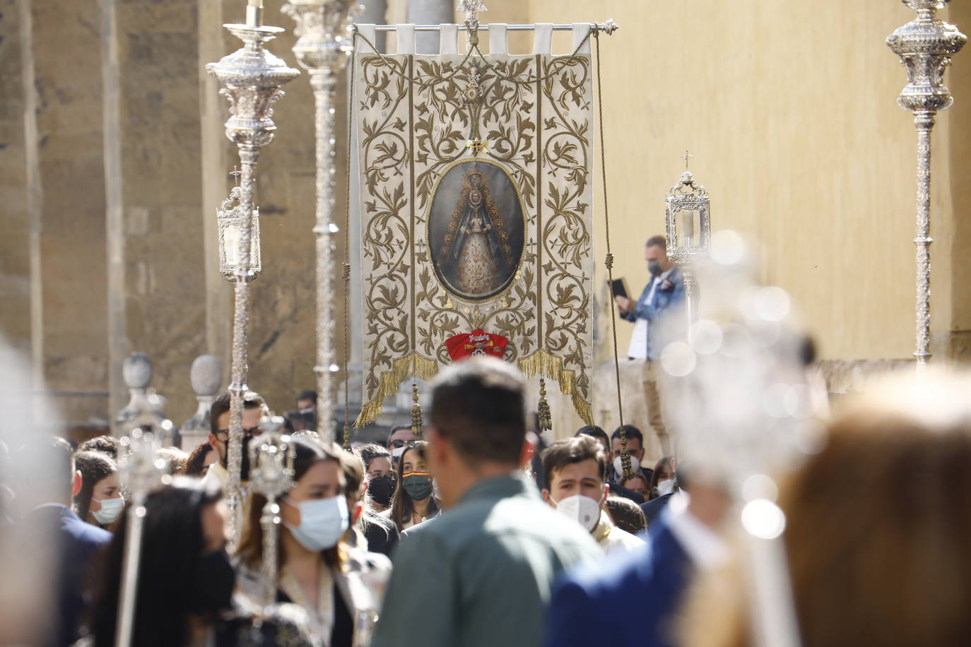 El traslado del simpecado del Rocío de Córdoba desde la Catdral, en imágenes