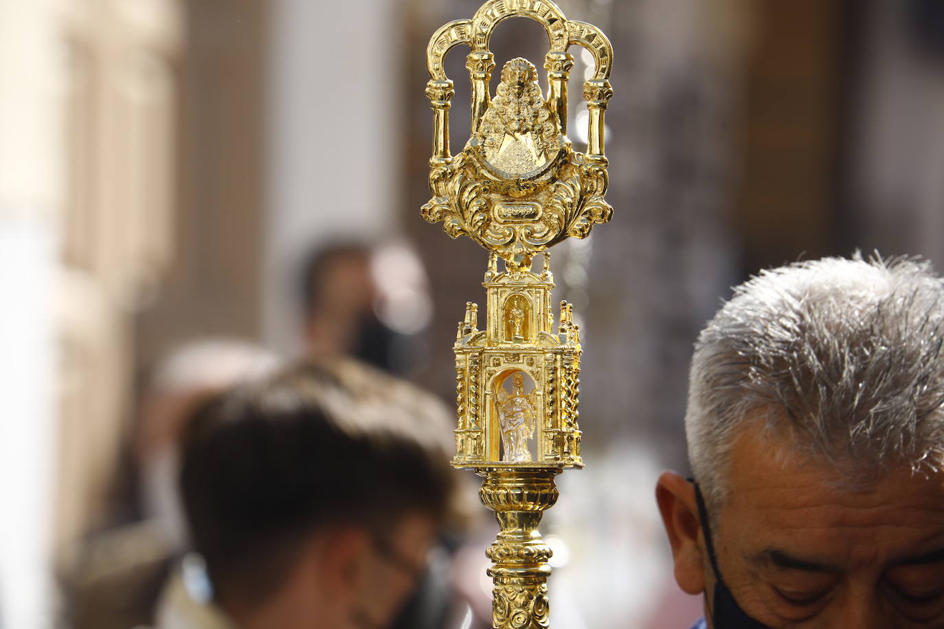 El traslado del simpecado del Rocío de Córdoba desde la Catdral, en imágenes