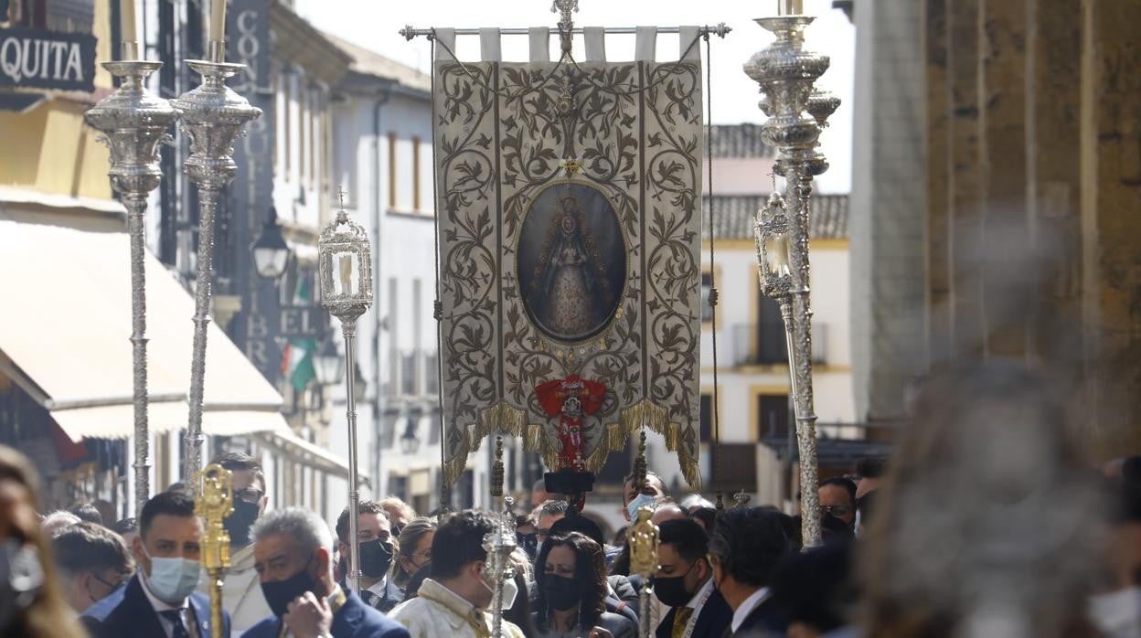 El traslado del simpecado del Rocío de Córdoba desde la Catdral, en imágenes