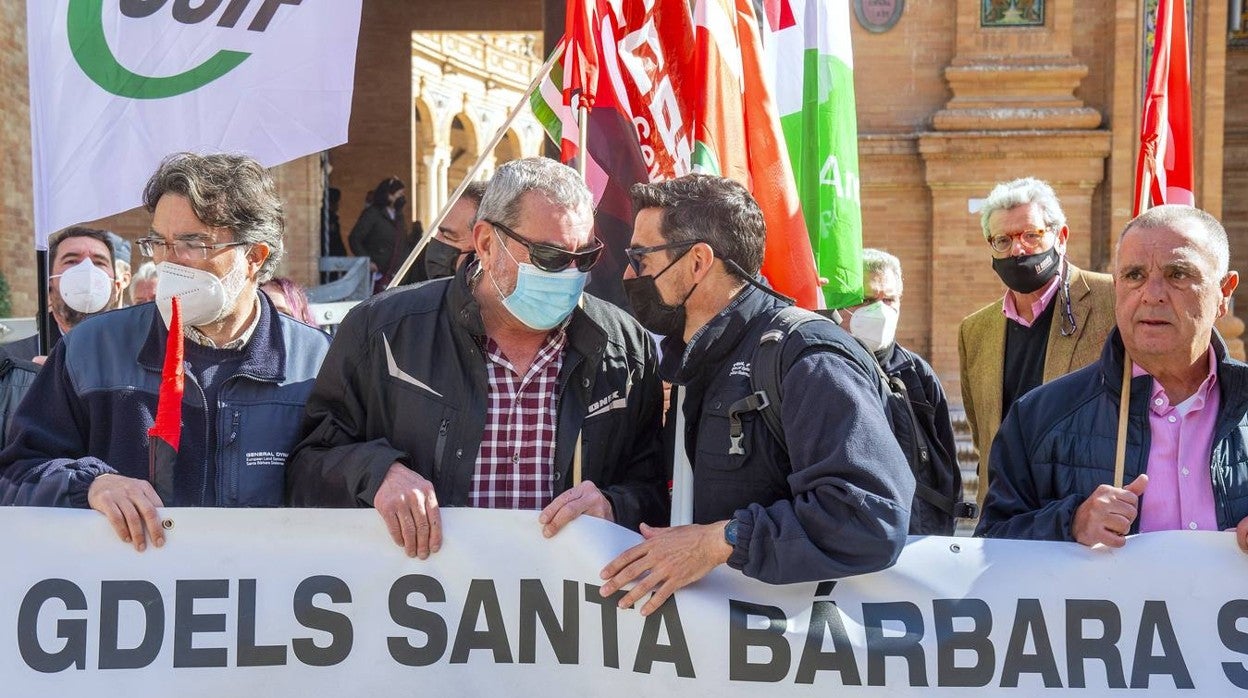 En imágenes, movilización en Sevilla de los trabajadores de Santa Bárbara ante un posible desmantelamiento de la planta