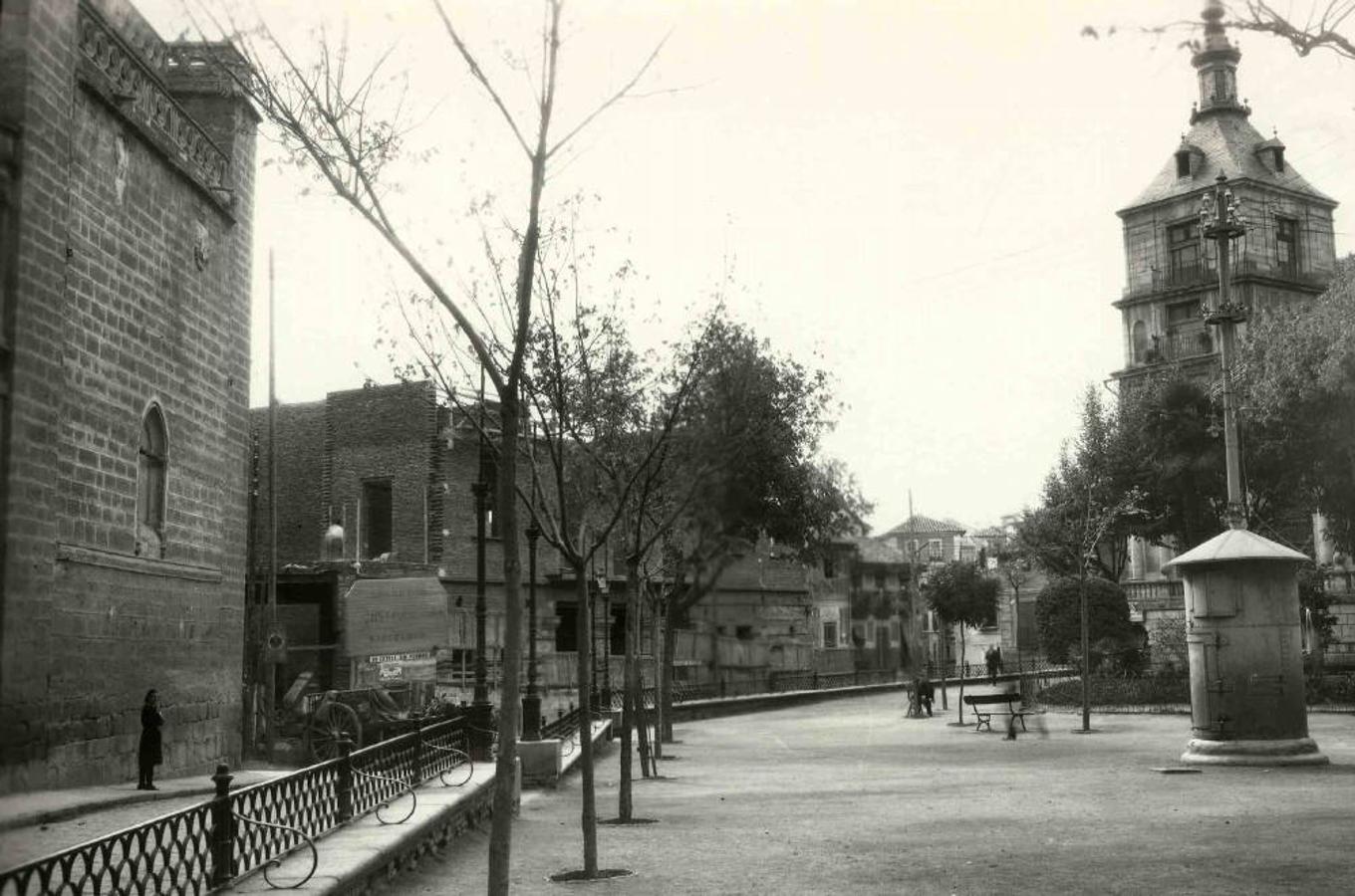 Plaza del Ayuntamiento hacia 1932. Aspecto de las obras para levantar el nuevo Palacio de Justicia, sede de la Audiencia Provincial. Archivo Municipal de Toledo. 