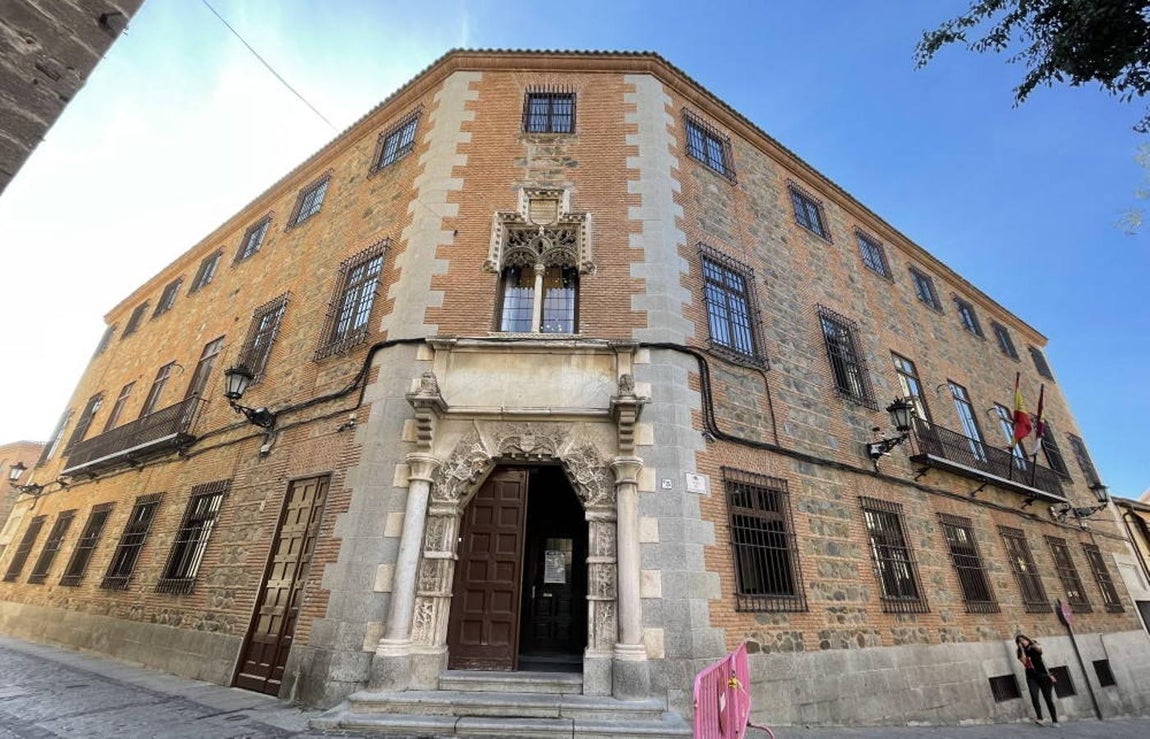 Hacia 1962 concluyó la segunda rehabilitación del Palacio de Justicia con una fachada de evocación mudéjar. En ella se acomodaron una portada y una ventana de trazas góticas de sendos palacios del XV. FOTOGRAFIA RAFAEL DEL CERRO. 