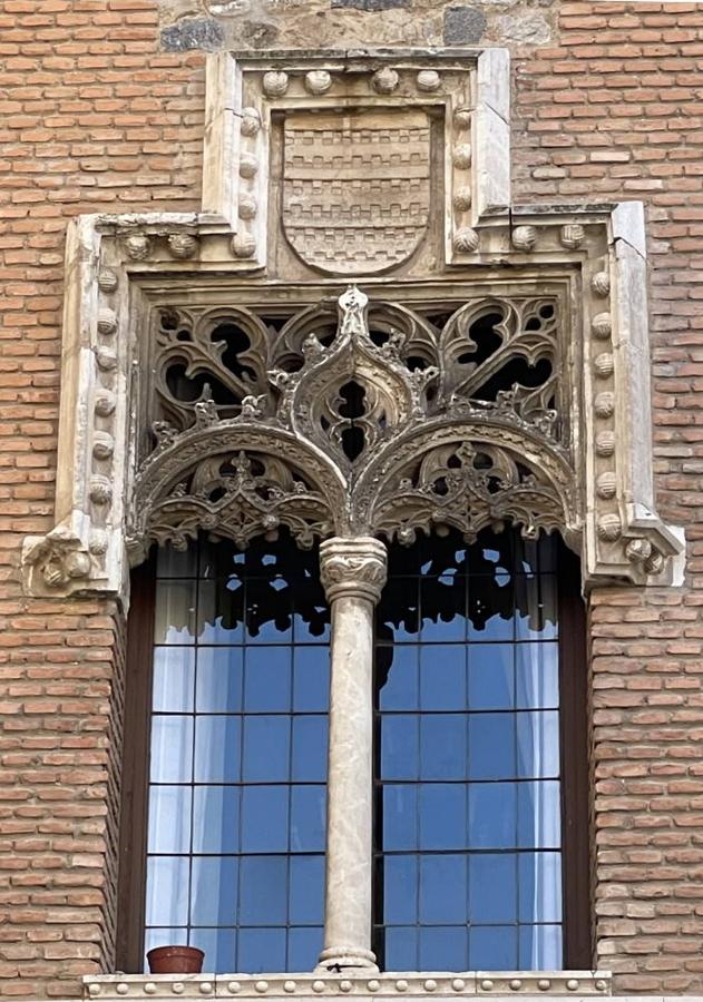 Ventana gótica que perteneció al antiguo palacio de los condes de Arcos en la calle de Estaban Illán. En junio de 1962 la Diputación Provincial acordó cederla a la Dirección General de Bellas Artes para colocarla en el edificio del nuevo Palacio de Justicia. FOTOGRAFIA RAFAEL DEL CERRO. 