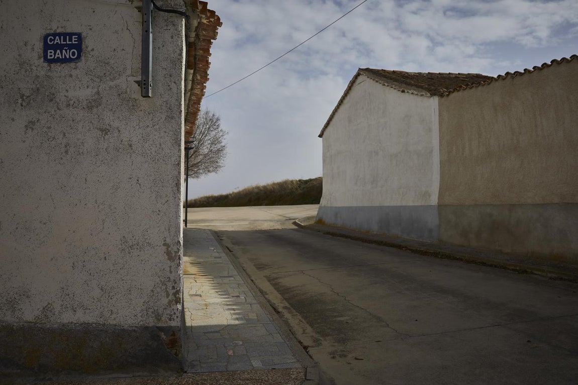 Una de las calles desiertas de esta pedanía. 