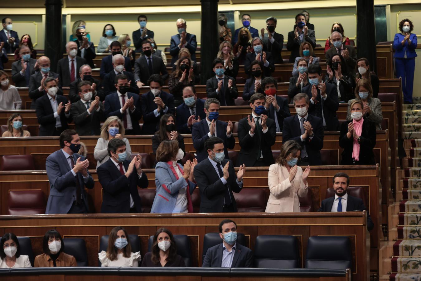 La bancada del Partido Popular se pone de pie y aplaude a Pablo Casado. 