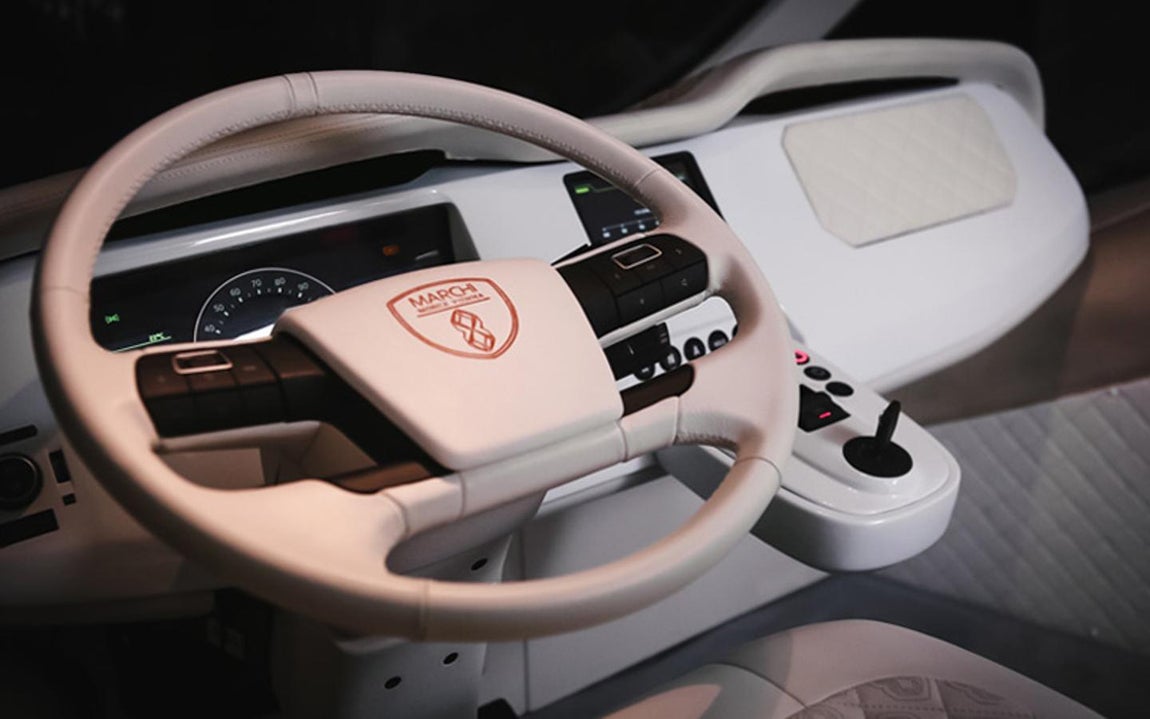 La autocaravana de lujo tan lujosa como un palacio. Su porte futurista se complementa a la perfección con los materiales con los que ha sido fabricado entre los que destaca la fibra de carbono de alto rendimiento. Cada parte toma como referencia un elemento de un medio de transporte diferente y que contribuye a ese acabado tan especial. Por un lado el parabrisas panorámico similar al de un helicóptero que se oscurece en dos fases gracias a un sistema de protección solar ajustable. Por otro las ventanas inspiradas en las de los yates y las llantas de 36 pulgadas que se asemejan a las de los coches de carreras.