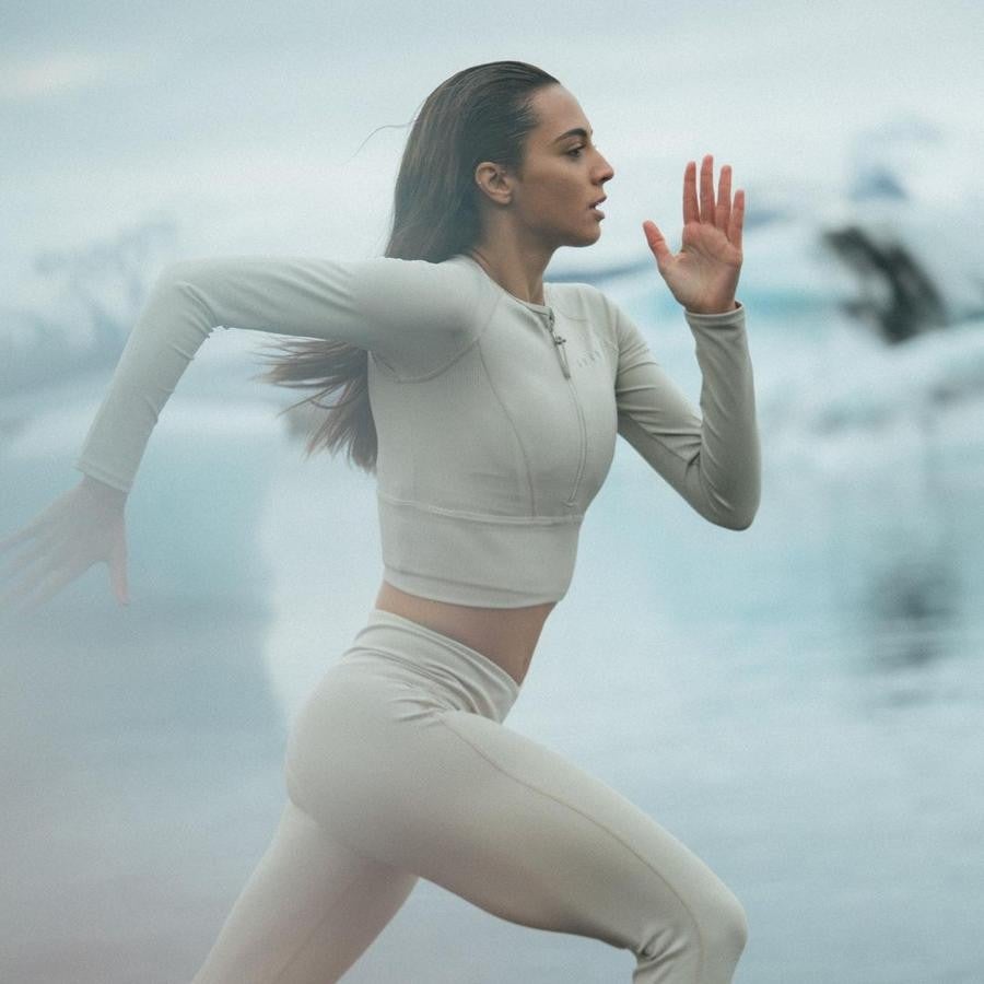 Moda deportiva para todas. Ponerse en forma suele ser uno de los objetivos principales de la mayoría, especialmente cuando los meses de verano se ven cada vez más cerca. Aunque a veces lo que realmente cuesta es encontrar la motivación para ello, una estrategia muy efectiva suele ser renovar el vestidor con alguna opción de tendencia. En un momento en el que el 'athleisure' (o lo que es lo mismo, llevar ropa de deporte en cualquier ocaisón) está en su punto álgido, resulta más fácil que nunca encontrar opciones cómodas que permitan una completa movilidad, además de resultar sofisticadas. A continuación se recopilan algunas de las más versátiles con dos puintos en común: la versatilidad y la elegancia.