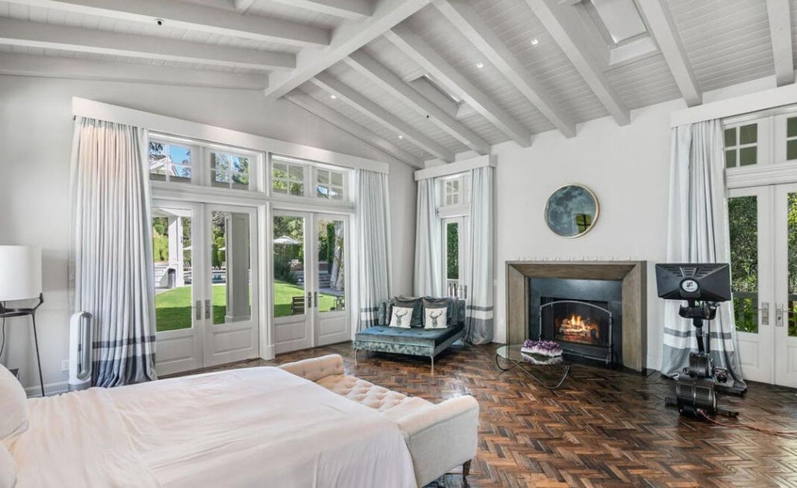 La mansión que Calvin Harris vende por 25 millones. La casa principal posee cuatro dormitorios de tipo suite con balcón y vestidor que no tienen nada que envidiar a las de los mejores hoteles.