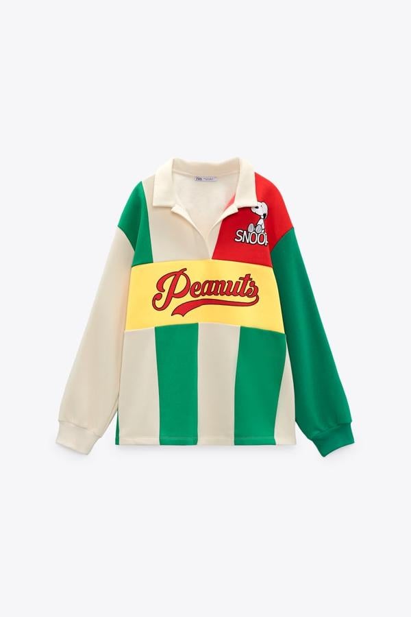 Zara. Sudadera de cuello solapa y escote pico con manga larga de la colección Snoopy Peanuts para Zara. Precio: 25,95€.