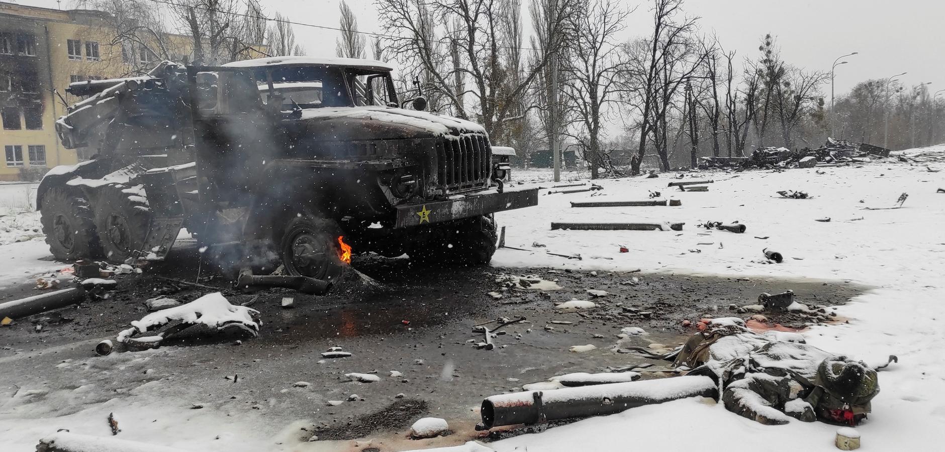 Un soldado caído entre la nieve en Járkov. 