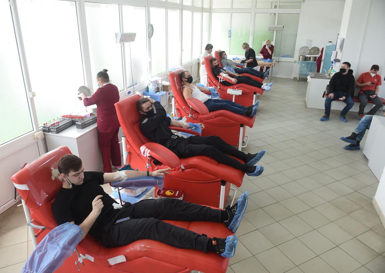 La población dona sangre masivamente en Leópolis. 