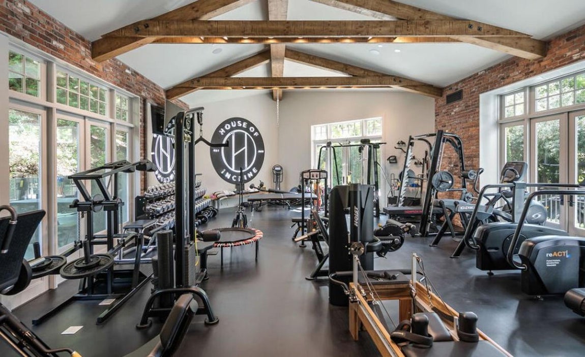 La mansión que Calvin Harris vende por 25 millones. Por último, otra de las cabañas que componen la finca hace las veces de gimnasio. Un espacio con todo tipo de máquinas de última generación donde se puede entrenar desde la fuerza hasta la elasticidad con una máquina de Pilates reformer.