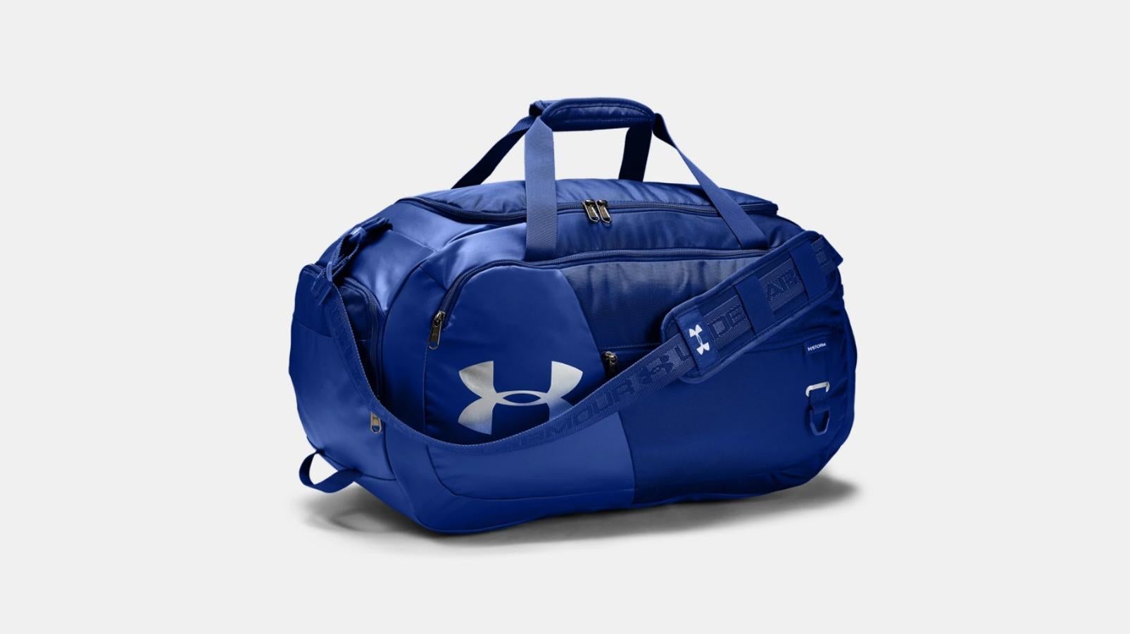 Under Armour. Bolsa de deporte azul eléctrico con múltiples bolsillo, gran capacidad y un peso ligero, de Under Armour. Precio: 45€.