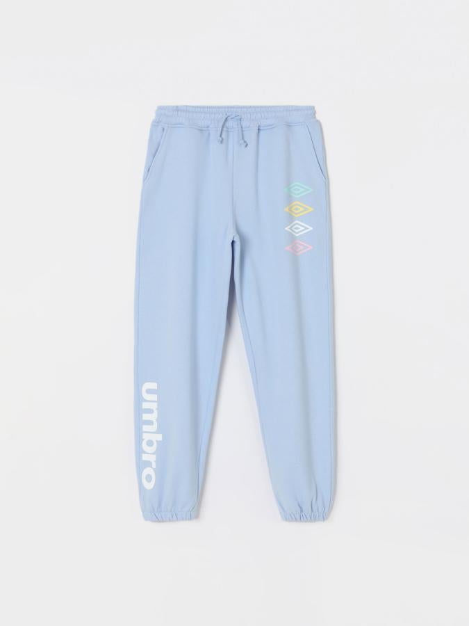 Umbro x Lefties. Pantalón de chándal azul celeste de Umbro x Lefties. Un modelo con cintura lazada y bajo terminado en un confortable elástico. Precio: 14,99€.