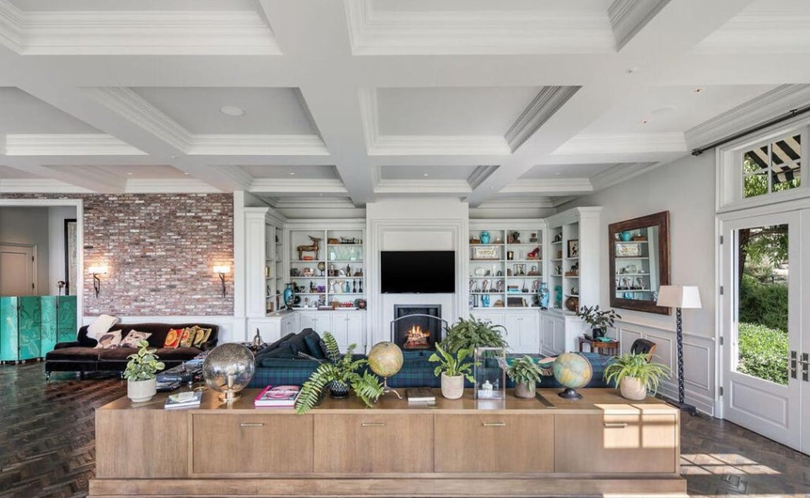 La mansión que Calvin Harris vende por 25 millones. En la casa principal las estancias comunes se presentan con espacios abiertos que resultan muy acogedores gracias a la combinación del parquet y las paredes de ladrillo con los acabados en madera. El toque más moderno lo aportan los muebles, muy diferentes entre sí y con pinceladas de colores variados.