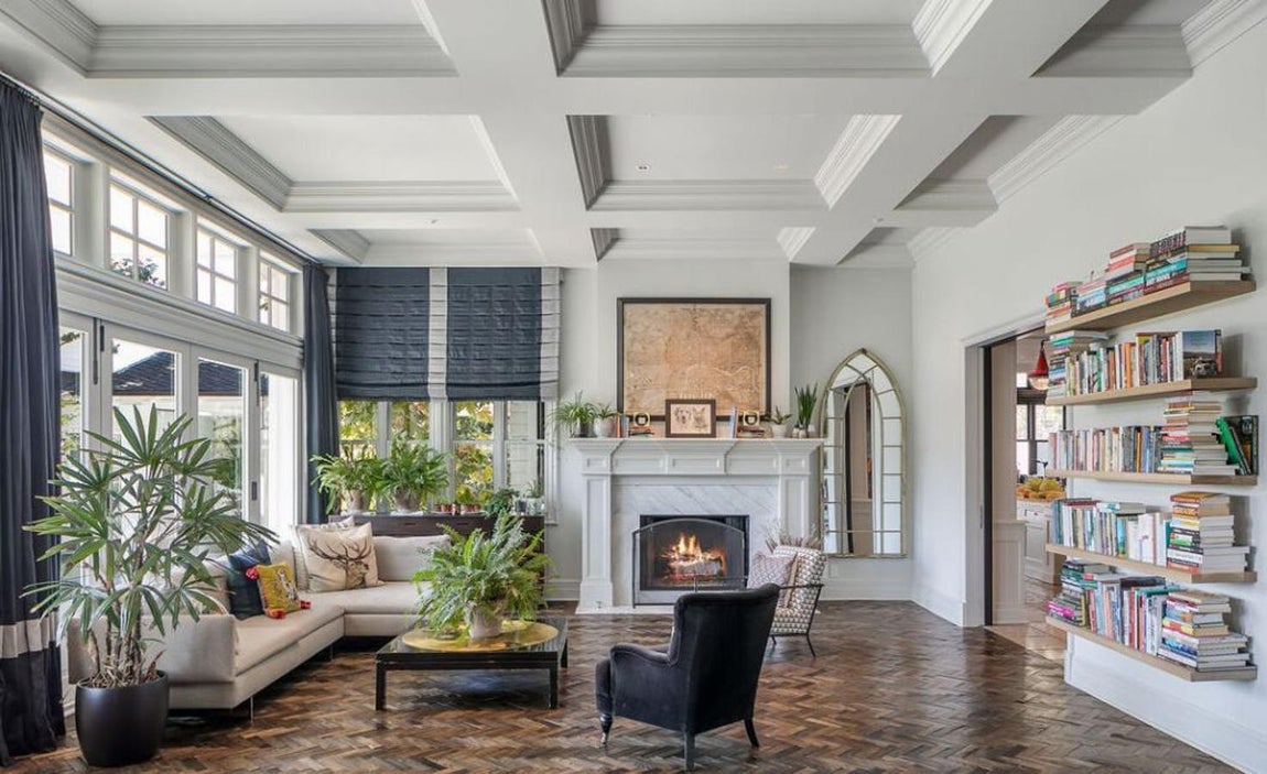 La mansión que Calvin Harris vende por 25 millones. No faltan las chimeneas de mármol y grandes ventanales que le confieren un acabado elegante y hogareño.