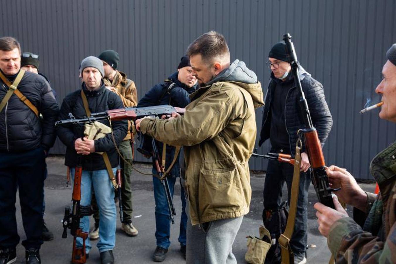 Miembros de las Fuerzas de Defensa Territorial de Ucrania reciben armas para defender la ciudad de Kiev. 