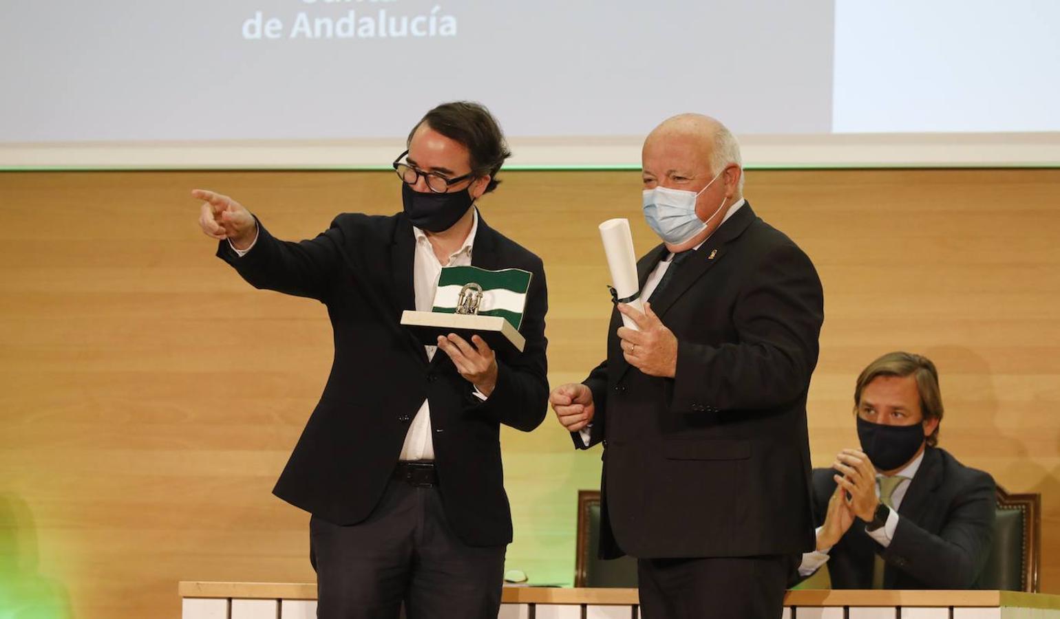 La Junta reconoce con las banderas de Andalucía al esfuerzo empresarial, la investigación y la cultura en Córdoba