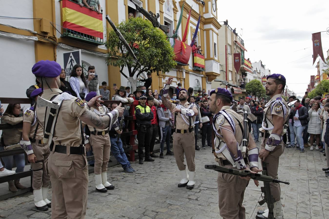 Tradicionales encierros en honor a San Sebastián en la Puebla del Río. JUAN FLORES