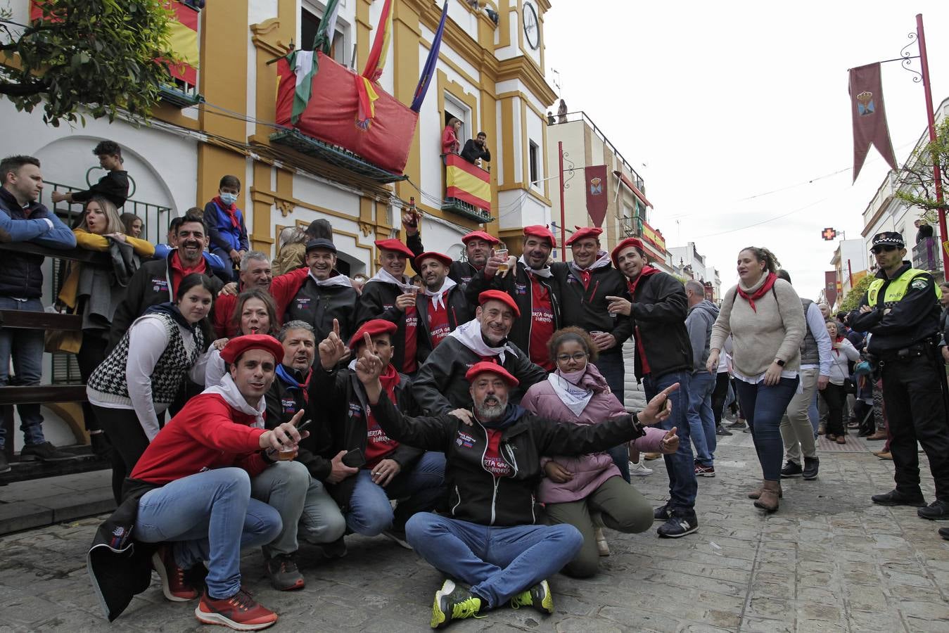 Tradicionales encierros en honor a San Sebastián en la Puebla del Río. JUAN FLORES