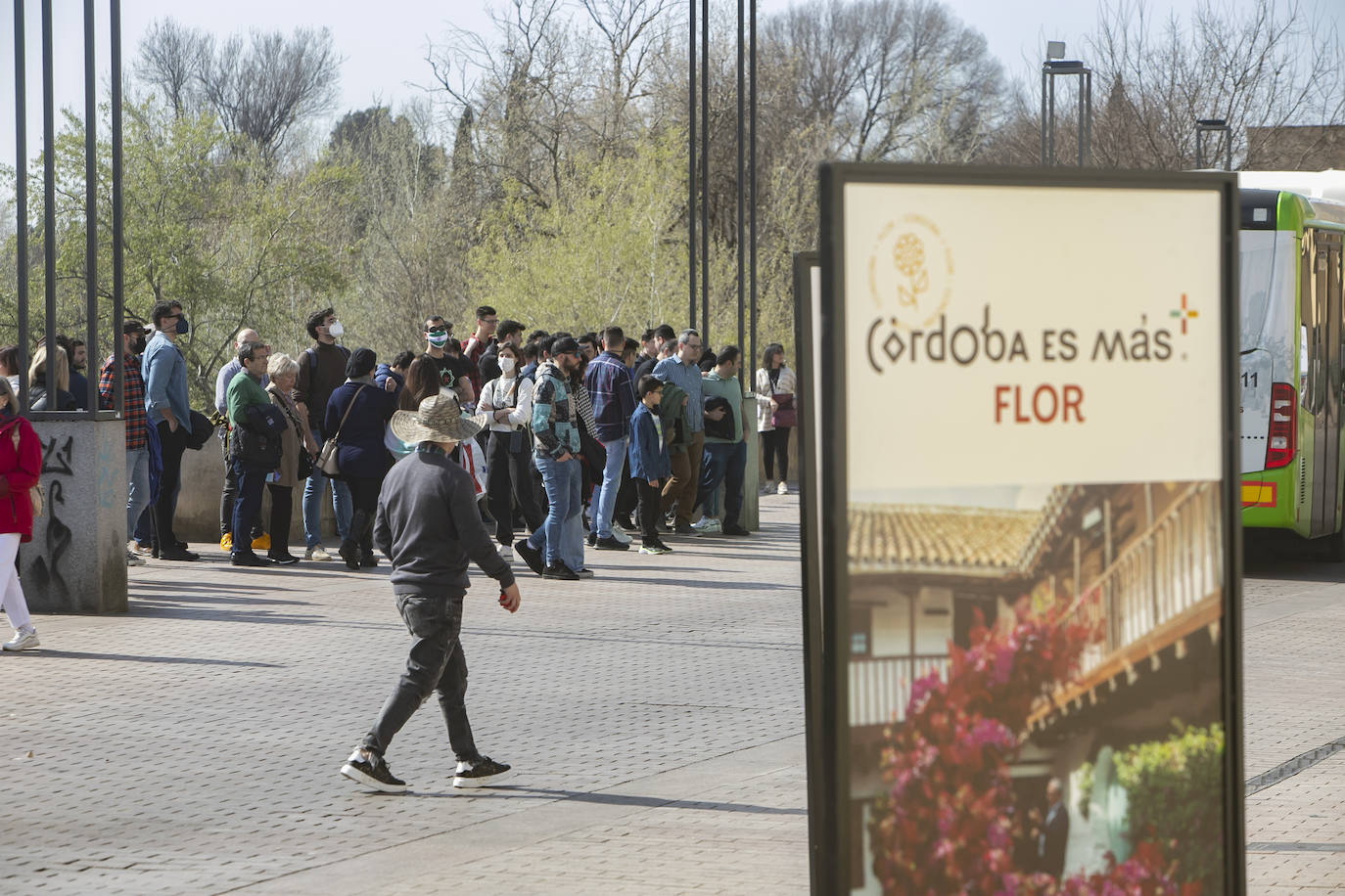 Los turistas el primer día del Puente de Andalucía en Córdoba, en imágenes