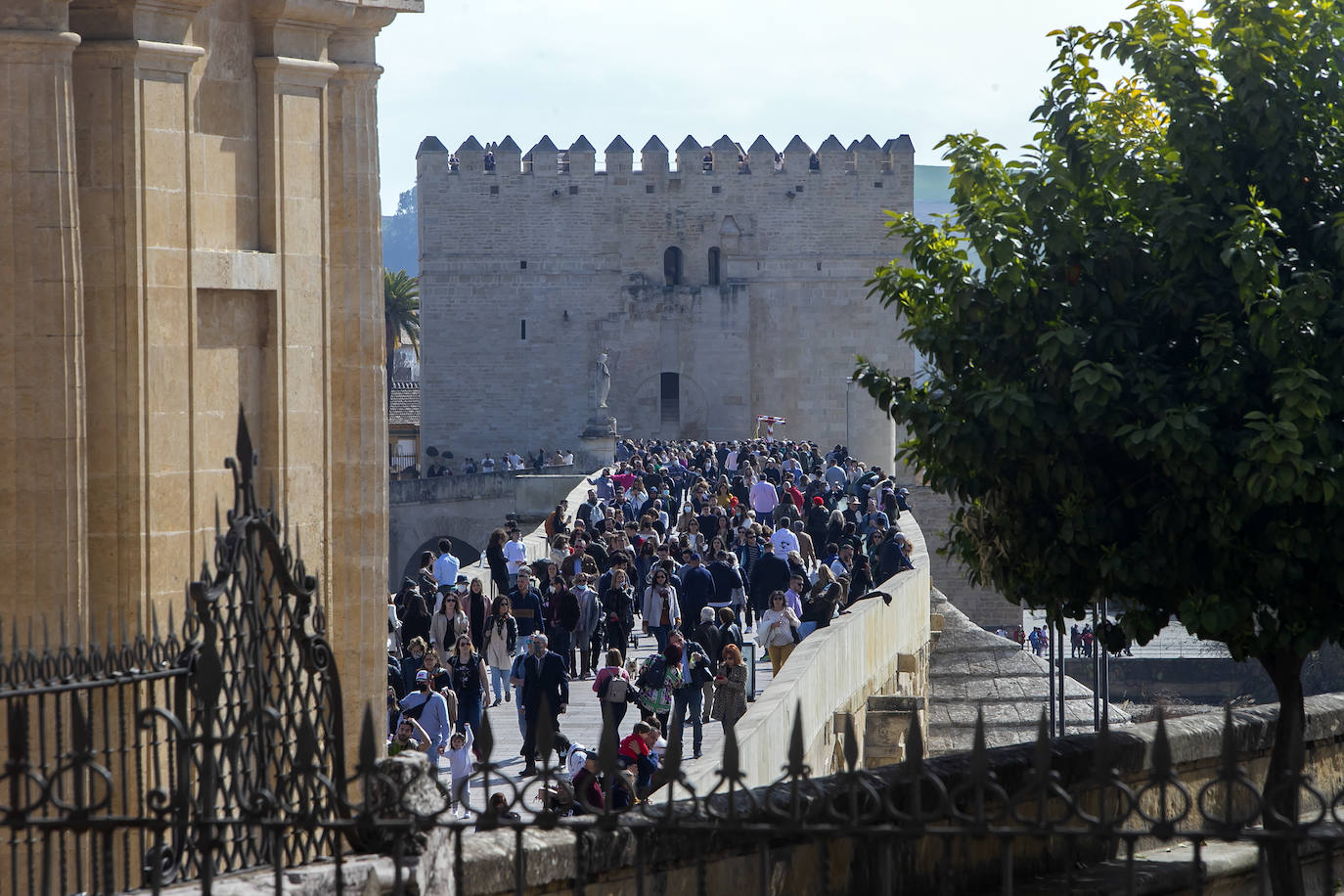 Los turistas el primer día del Puente de Andalucía en Córdoba, en imágenes