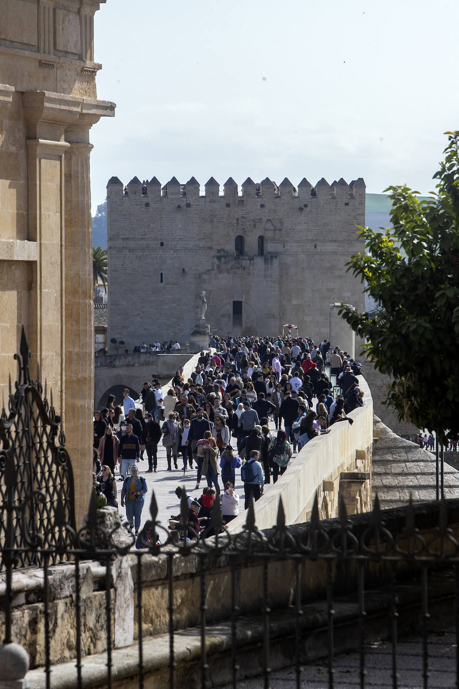 Los turistas el primer día del Puente de Andalucía en Córdoba, en imágenes
