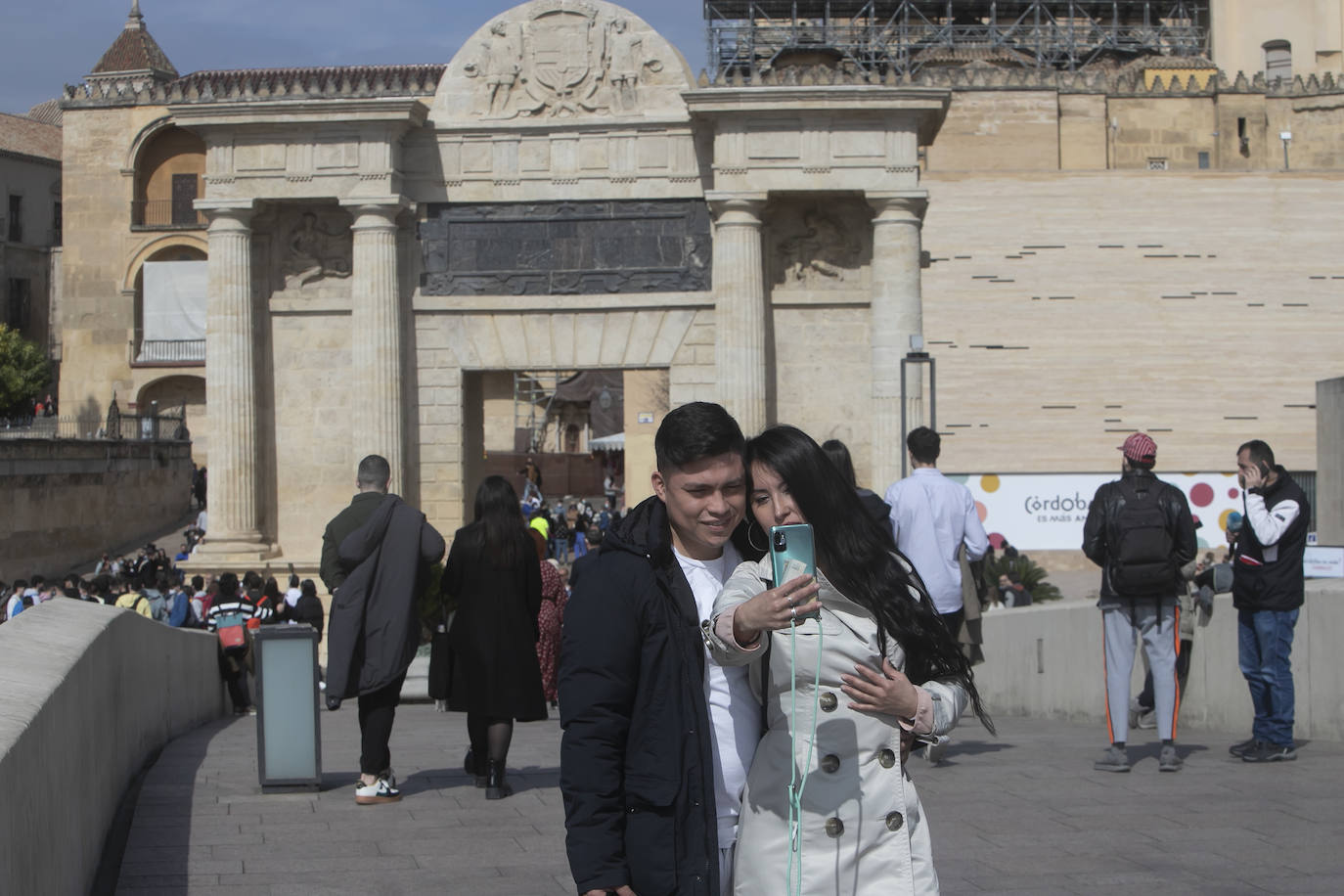 Los turistas el primer día del Puente de Andalucía en Córdoba, en imágenes