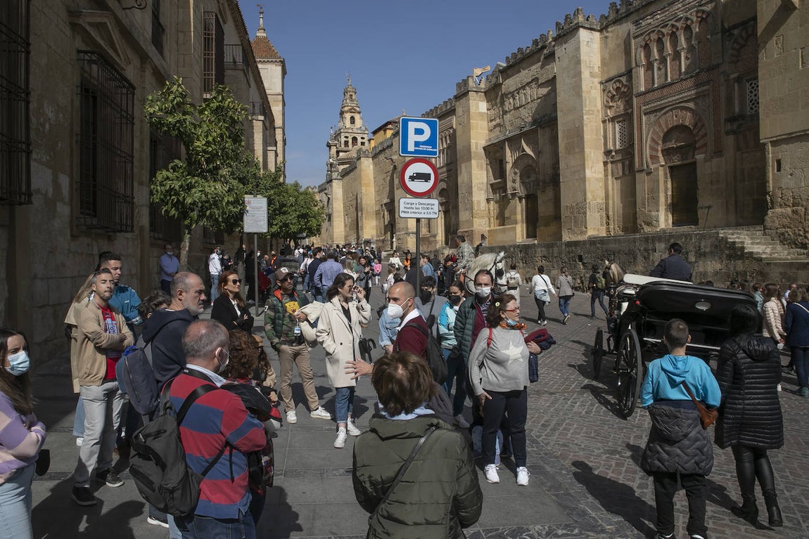 Los turistas el primer día del Puente de Andalucía en Córdoba, en imágenes