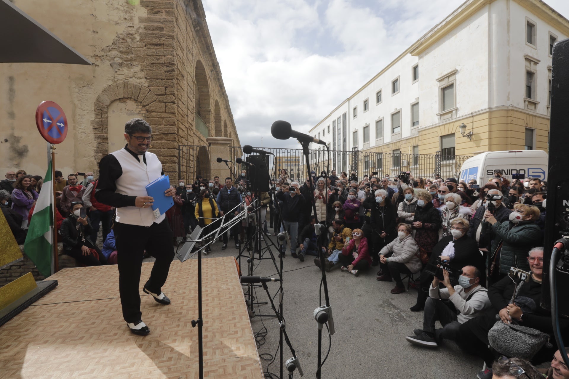 En imágenes: Cádiz vuelve a pintarse los coloretes un sábado de carnaval