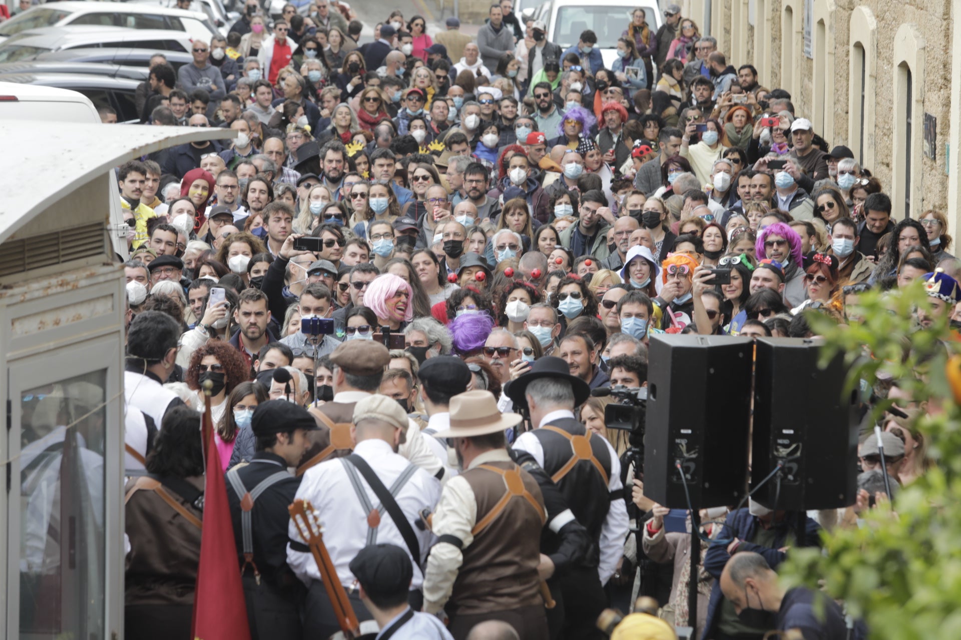 En imágenes: Cádiz vuelve a pintarse los coloretes un sábado de carnaval