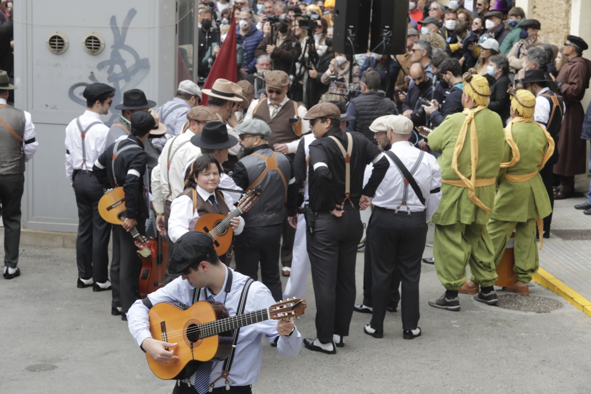 En imágenes: Cádiz vuelve a pintarse los coloretes un sábado de carnaval